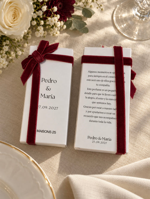 Presentación de la caja y su dedicatoria con lazo burdeos
