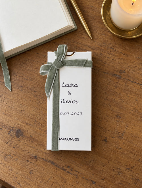 Caja personalizada para la boda con nombres y lazo verde