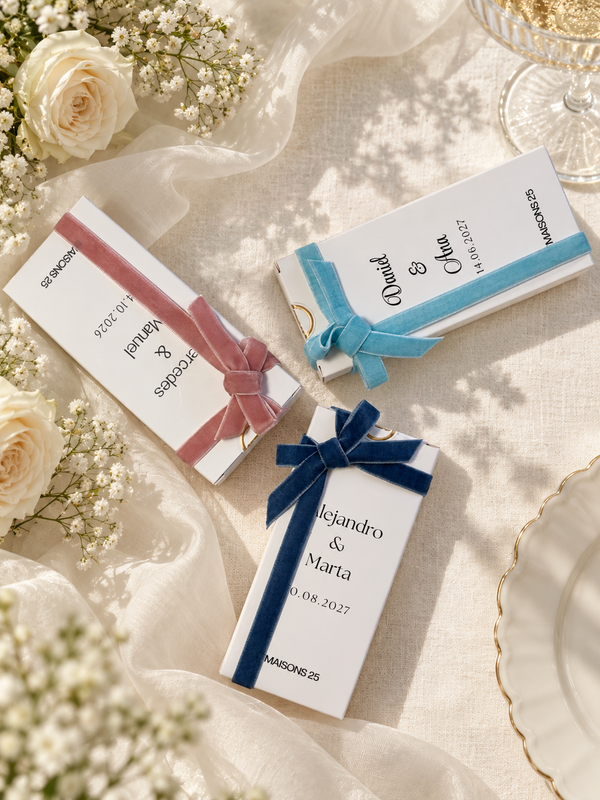Tres cajas personalizadas con distintos nombres y colores de lazo