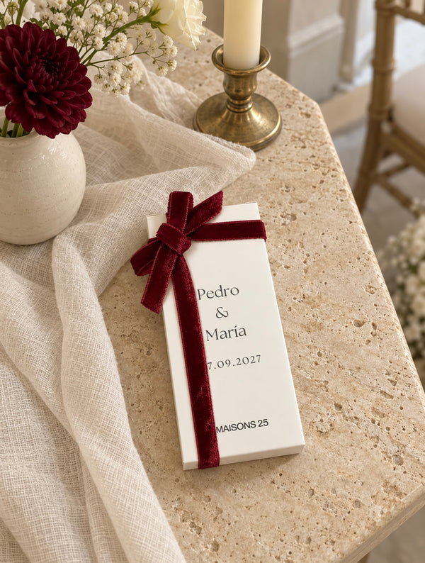 Caja de boda terminada con nombres y lazo burdeos